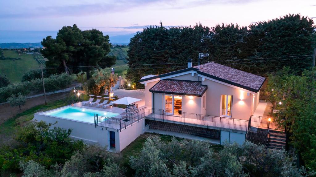 una vista aérea de una casa con piscina en DIMORA CAMPO DELLE MURA 4&2, Emma Villas, en Acquaviva Picena