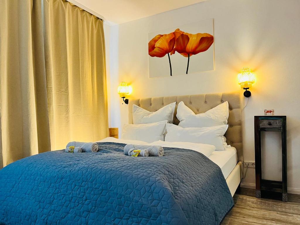 Ένα ή περισσότερα κρεβάτια σε δωμάτιο στο AyCatcherHomes - Top Lage I Zentral I Altstadt Marburg I Nähe Fluss Lahn I WLAN I Parterre Boutique Apartment ORION
