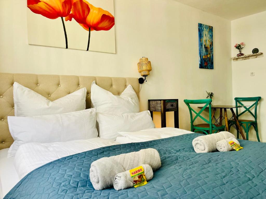 a bedroom with two beds with towels on them at AyCatcherHomes - Top Lage I Zentral I Altstadt Marburg I Nähe Fluss Lahn I WLAN I Apartment Orion im Erdgeschoss in Marburg an der Lahn