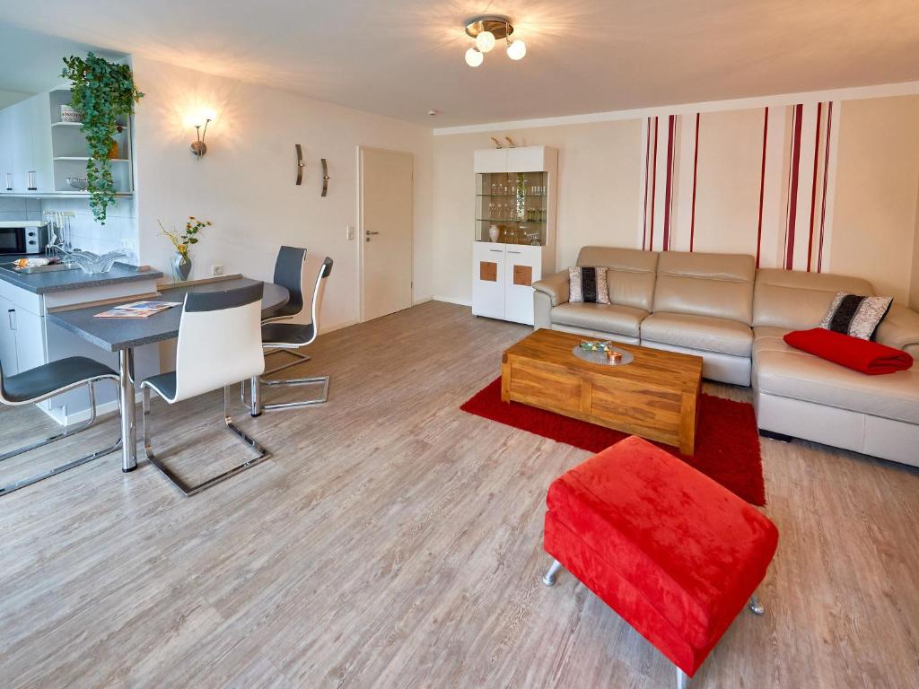 ein Wohnzimmer mit einem Sofa und einem Tisch in der Unterkunft Haus "Concordia" - WG 1 "Göhren" mit seitlichem Meerblick in Binz