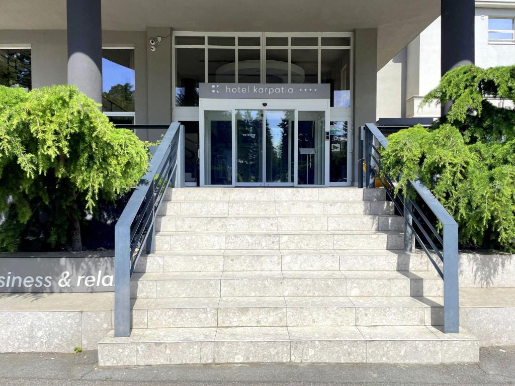 un conjunto de escaleras frente a un edificio en Hotel Karpatia, en Humenné