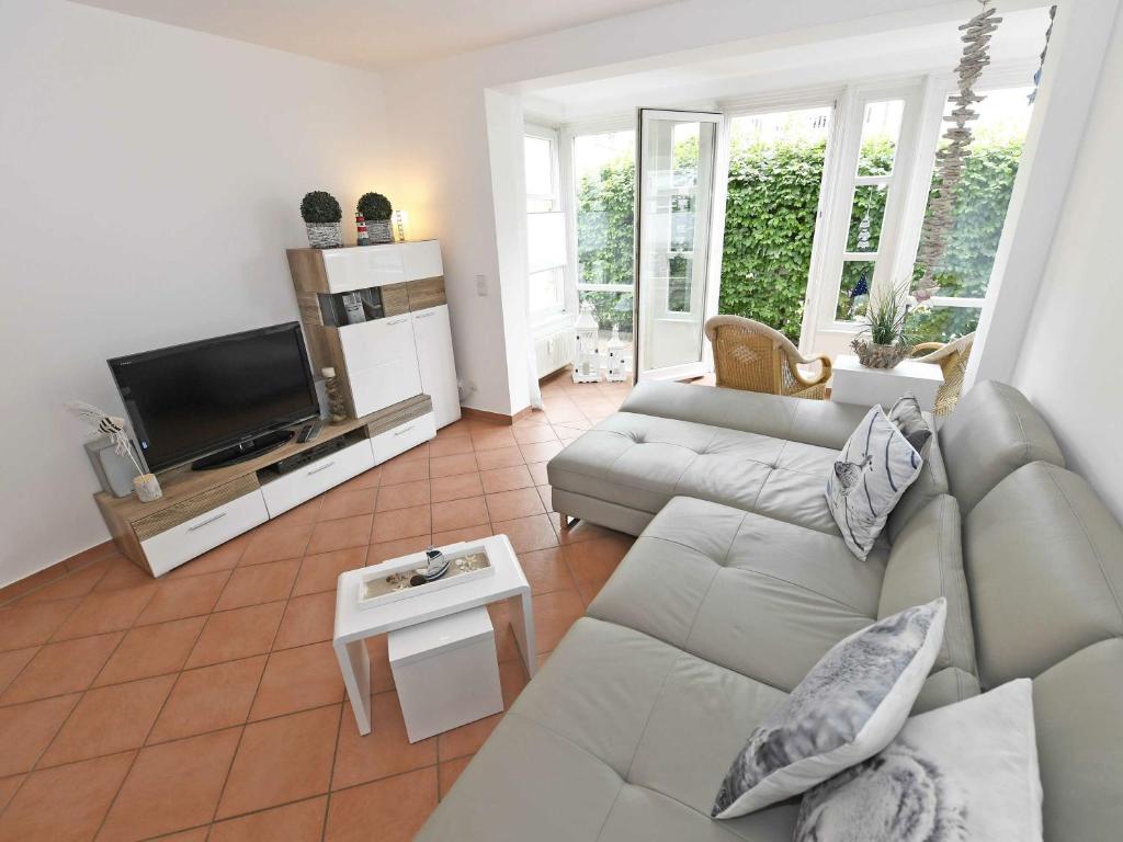 ein Wohnzimmer mit Couch und Fernseher in der Unterkunft Haus "Concordia" in Binz - WG 02 "Seedorf" mit Terrasse, strandnah in Binz