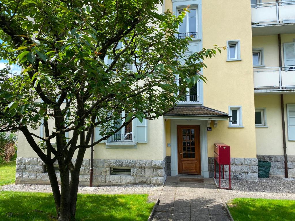 un bâtiment avec une boîte à lettres rouge devant lui dans l'établissement Very nice apartment close to the lake, à Lausanne