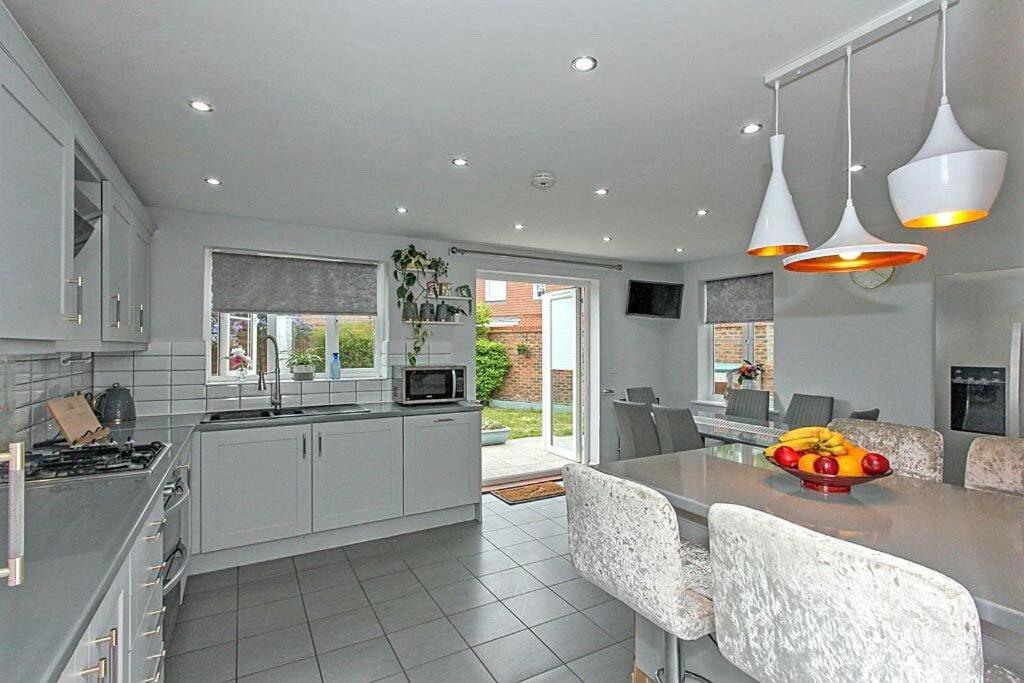 Kjøkken eller kjøkkenkrok på 5 Bedroom House Great For Contractors Leisure Stays & Relocation By AV Stays Kent