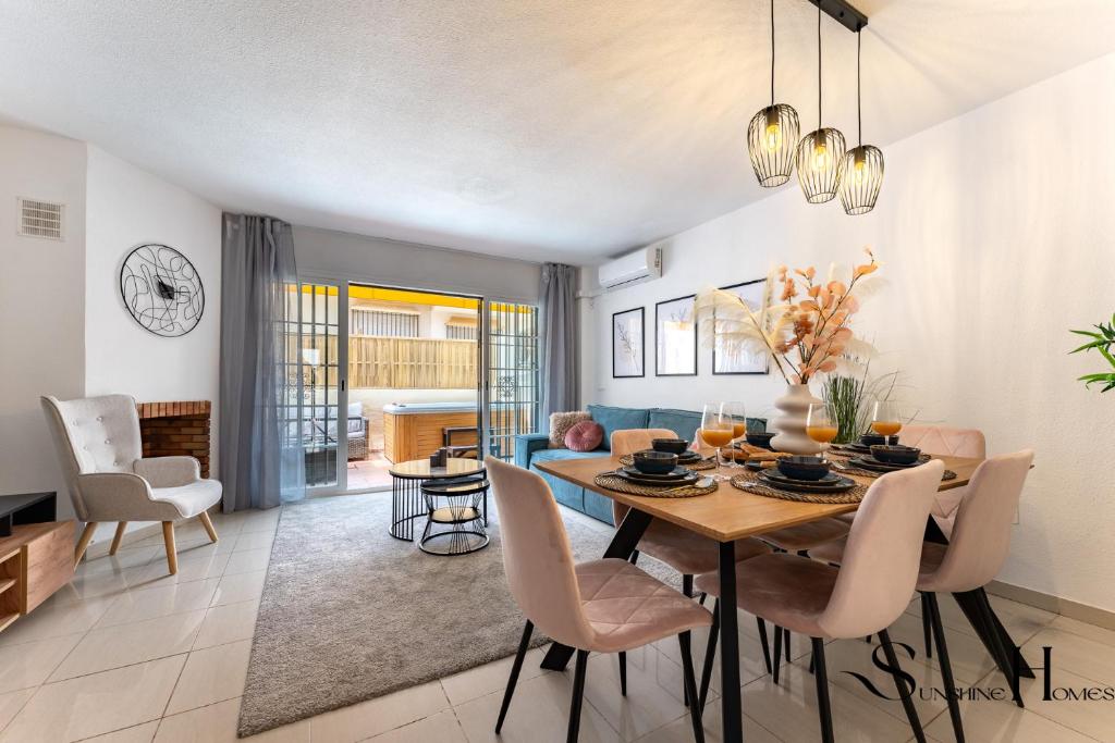 Townhouse wIth Jacuzzi,sea views, swimming pool,garage