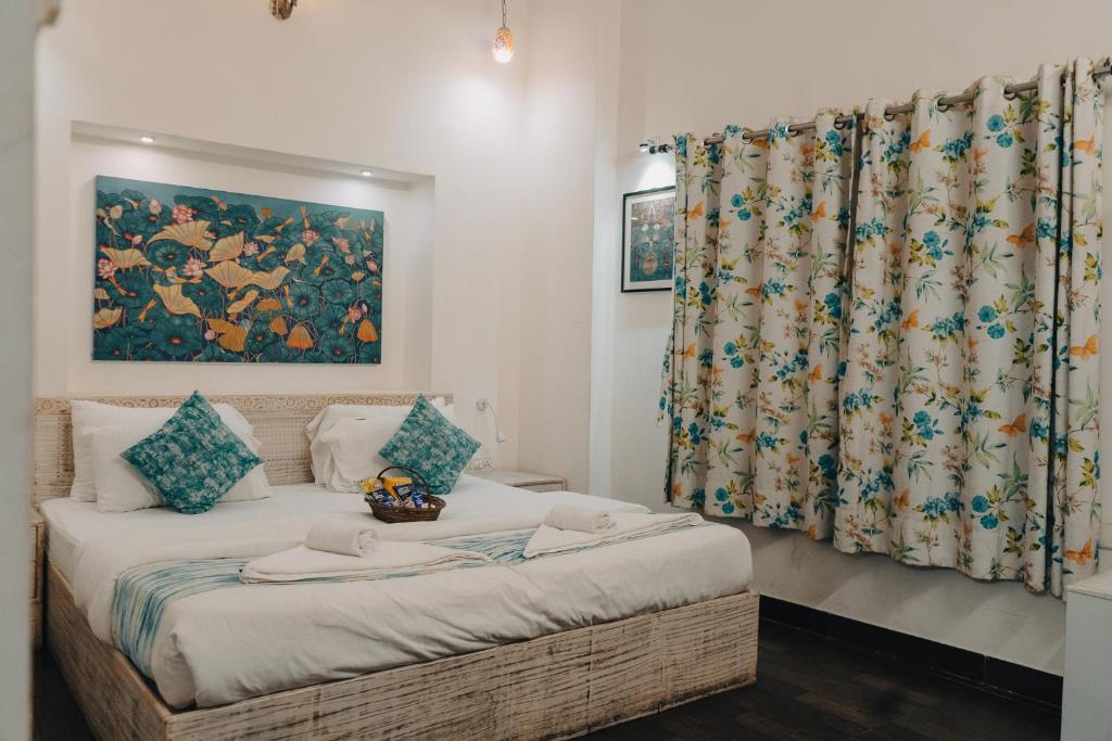 een kleine slaapkamer met een bed en een gordijn bij Safarnama Varanasi A Boutique B&B in Varanasi