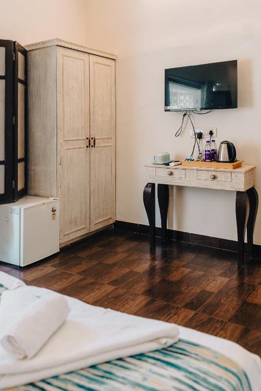 Una cama o camas en una habitación de Safarnama Varanasi - A Boutique B&B