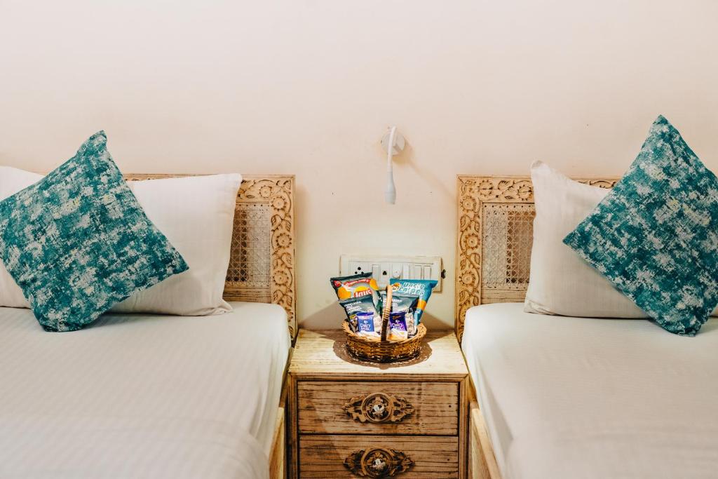 Una cama o camas en una habitación de Safarnama Varanasi - A Boutique B&B