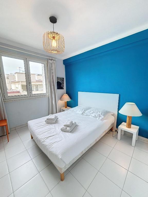 Łóżko lub łóżka w pokoju w obiekcie Général Ferrié 3 pcs AR Croisette Martinez by Olam Properties