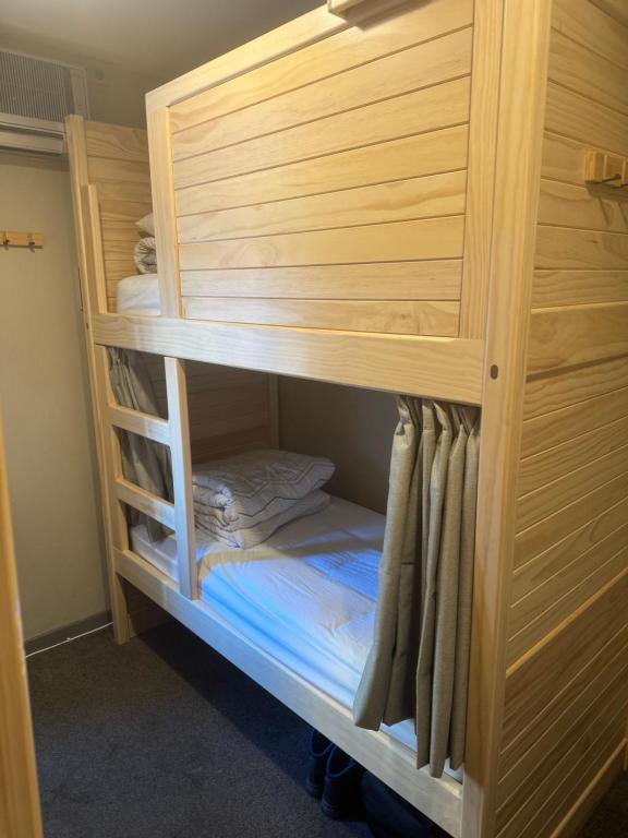 Postel nebo postele na pokoji v ubytování UpTown Backpackers