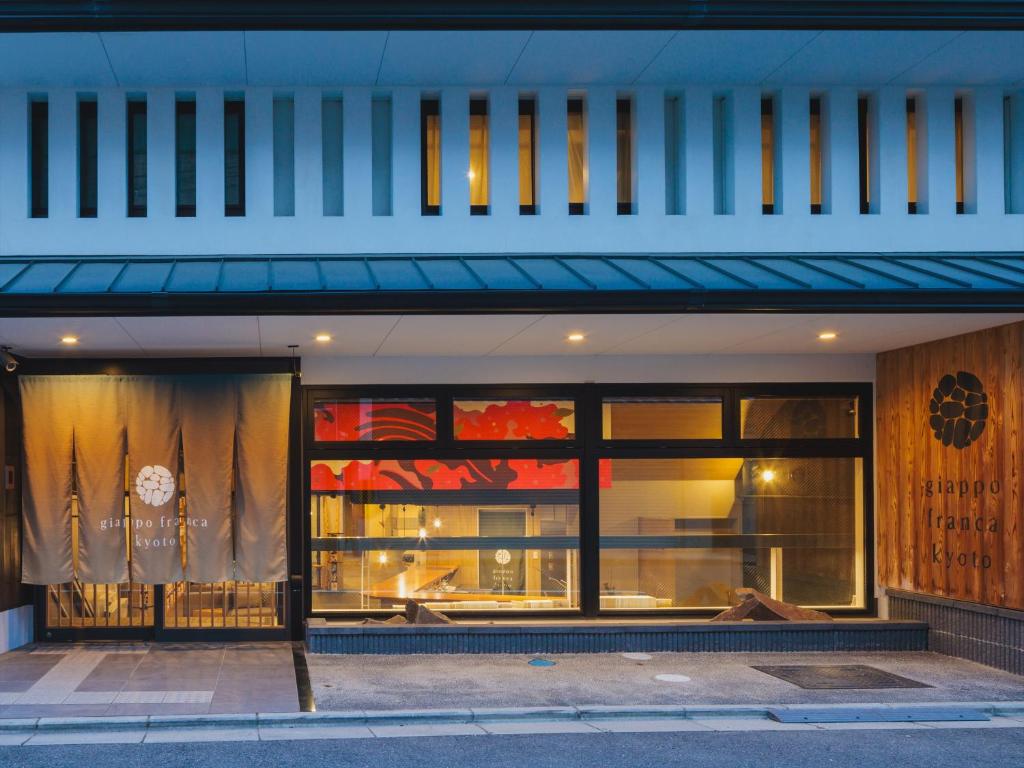 un negozio anteriore con una grande finestra con tende di Giappo Franca Kyoto a Kyoto