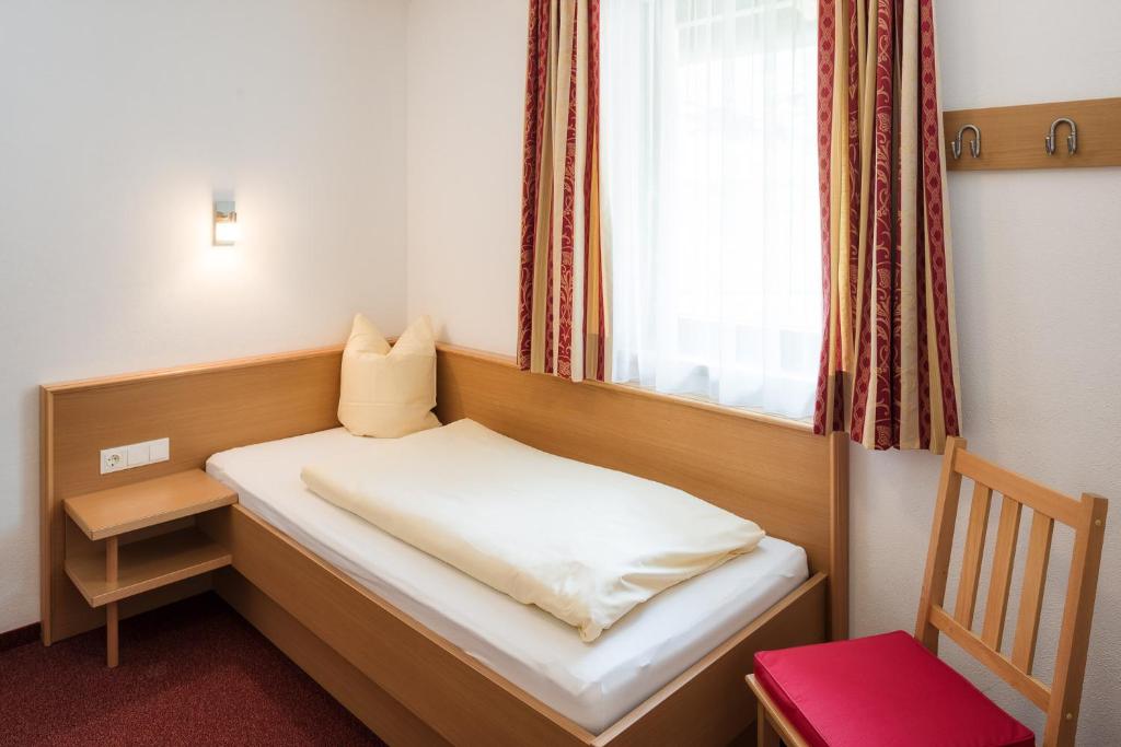 Una cama o camas en una habitación de Hotel Forer