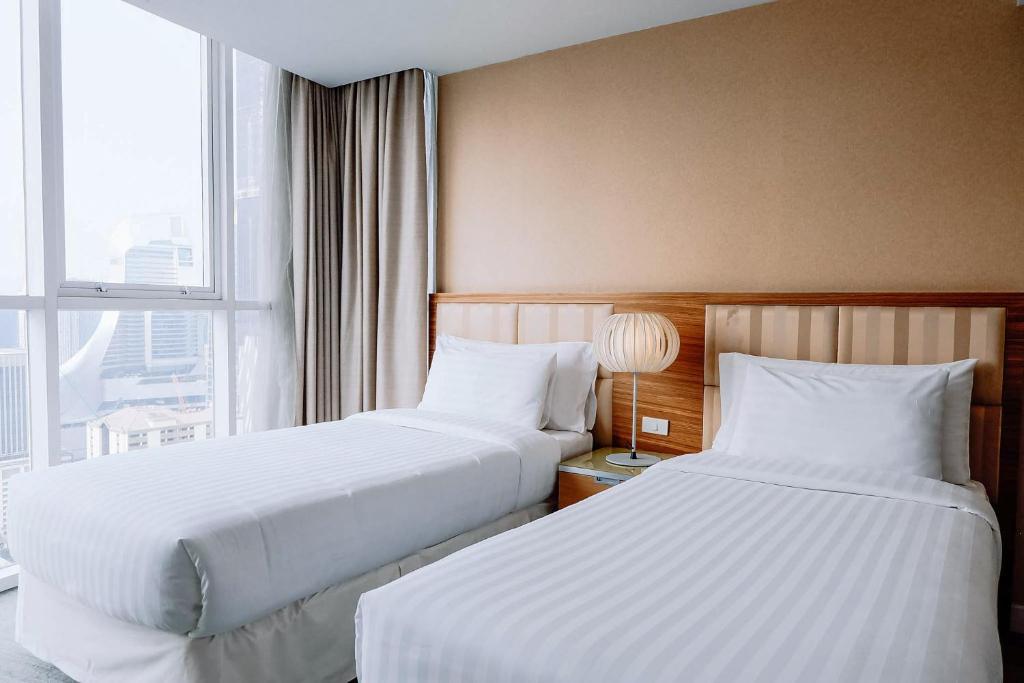 Postel nebo postele na pokoji v ubytování Urbana Langsuan Hotel