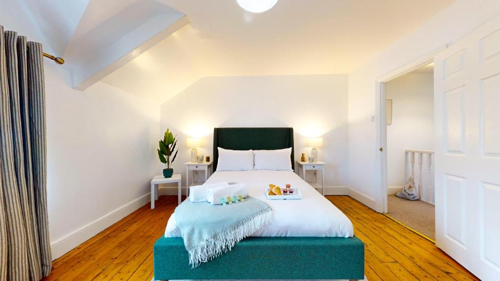 Tempat tidur dalam kamar di Large 2-Bed City Apartment in Cardiff