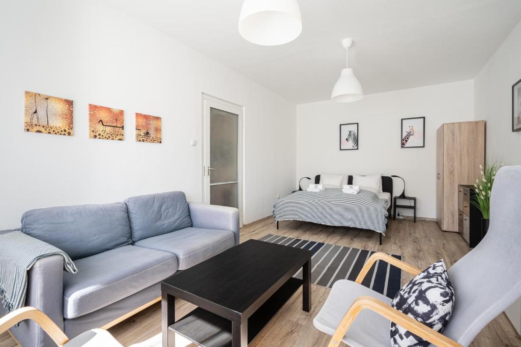 una sala de estar con un sofá y una mesa en Lunar Love Apartment, en Budapest