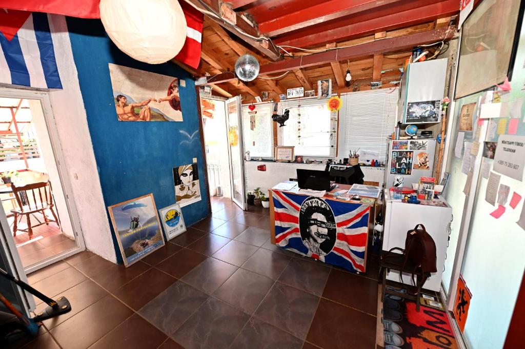 um quarto com uma cozinha com um balcão em Blue Lake hostel em Ohrid