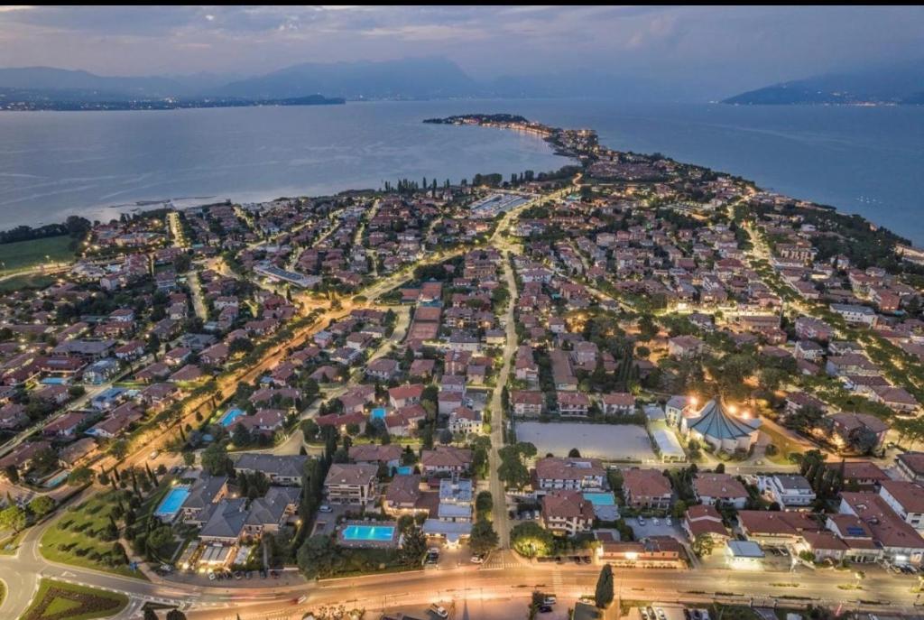 Nespecifikovaný výhled na destinaci Sirmione nebo výhled na město při pohledu z hotelu