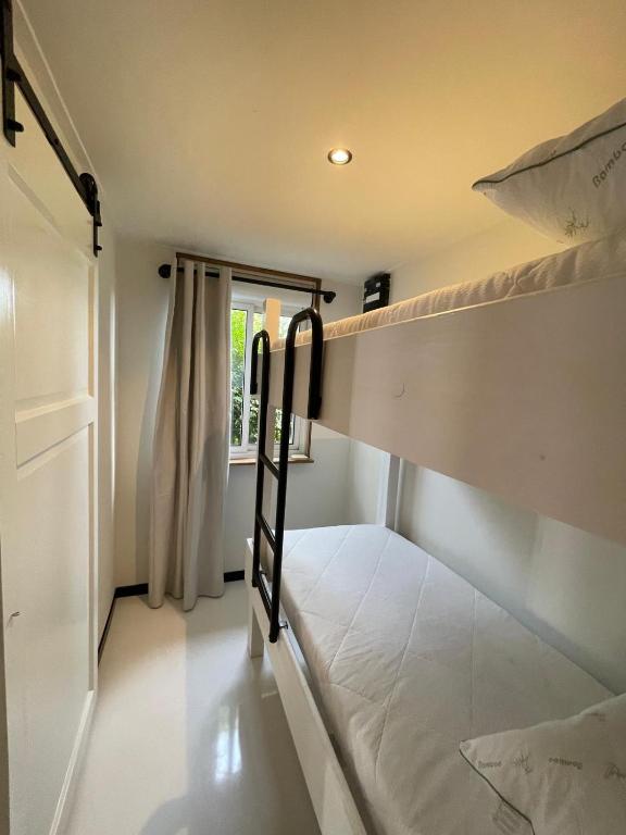 Postel nebo postele na pokoji v ubytování Ben's Cabine - De Hollandse Boerderij