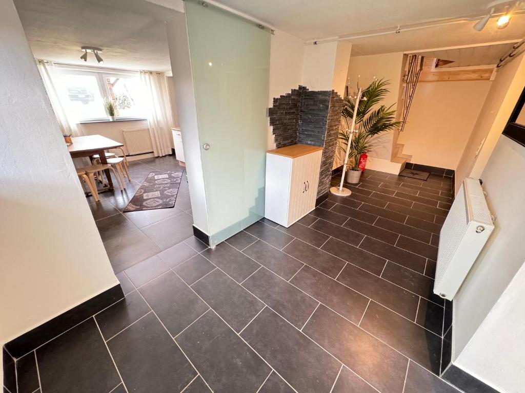 a hallway with a tile floor and a fireplace at I Apartment 8 Personen - Monteurwohnung - Ferienwohnung - Frontenhausen in Frontenhausen