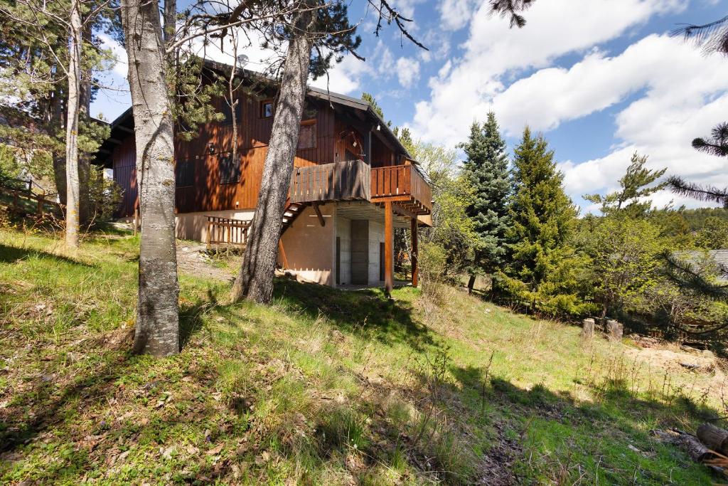 une maison sur une colline dans les bois dans l'établissement Petit chalet mitoyen Pyrénées 2000, à Font-Romeu