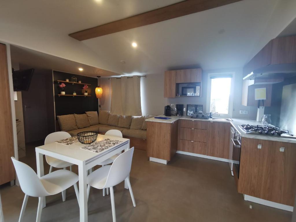 Kuchyň nebo kuchyňský kout v ubytování Mobilhome Vue océan La Costa Breizha
