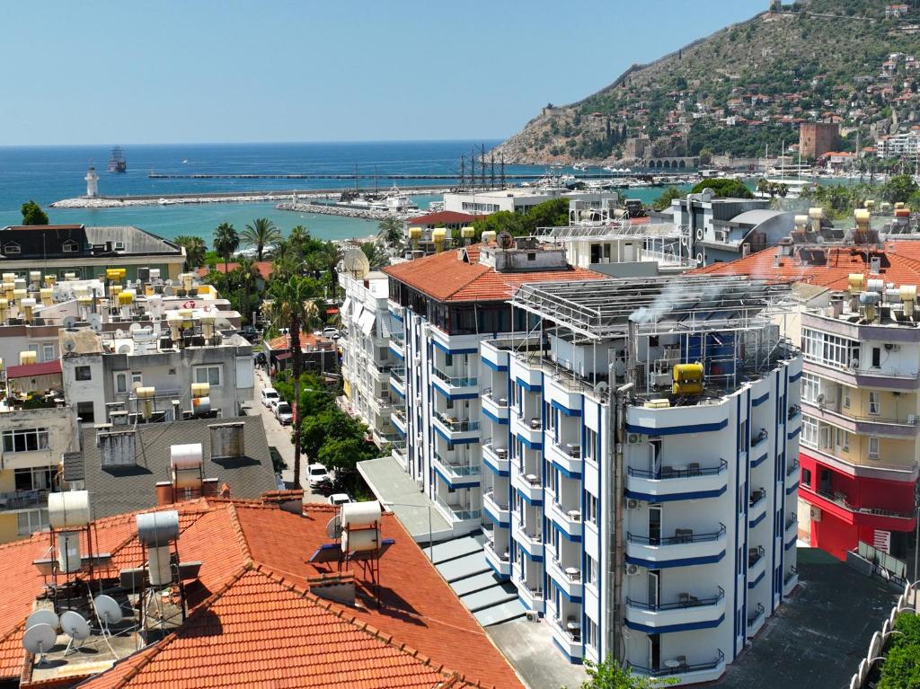 uma vista aérea de uma cidade com edifícios e o oceano em Gurses Life Hotel em Alanya