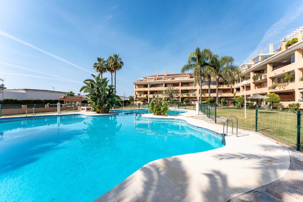 una gran piscina frente a un edificio en Villa María, en La Cala de Mijas