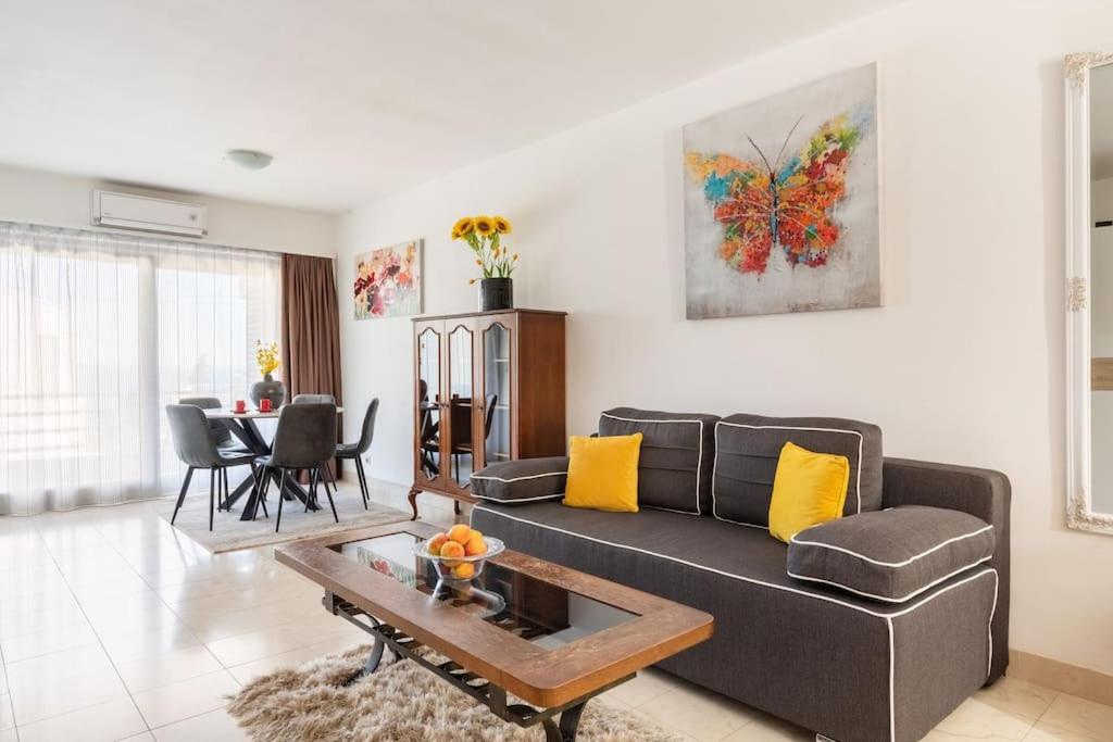 een woonkamer met een bank en een tafel bij Enyoj Marjan, Beaches and View in Split