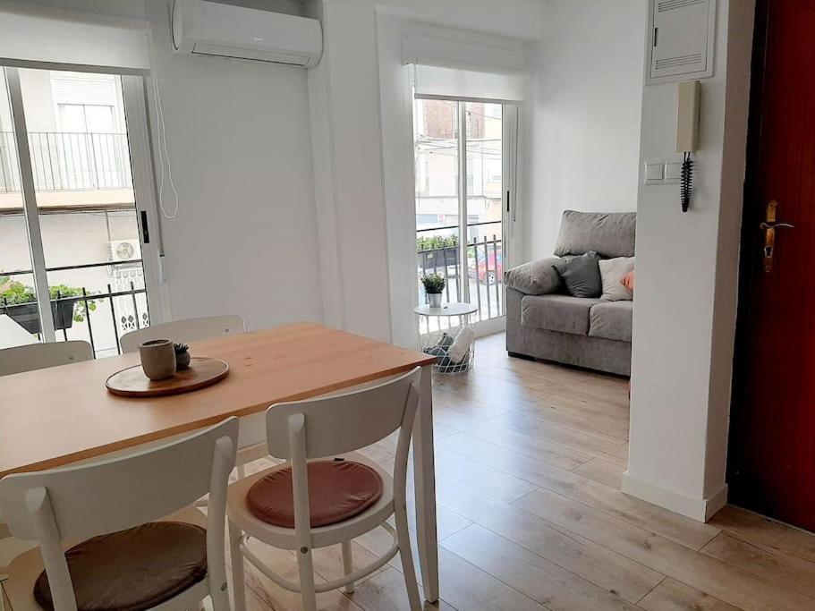 a kitchen and living room with a table and chairs at Confortable apartamento en Elche in Elche