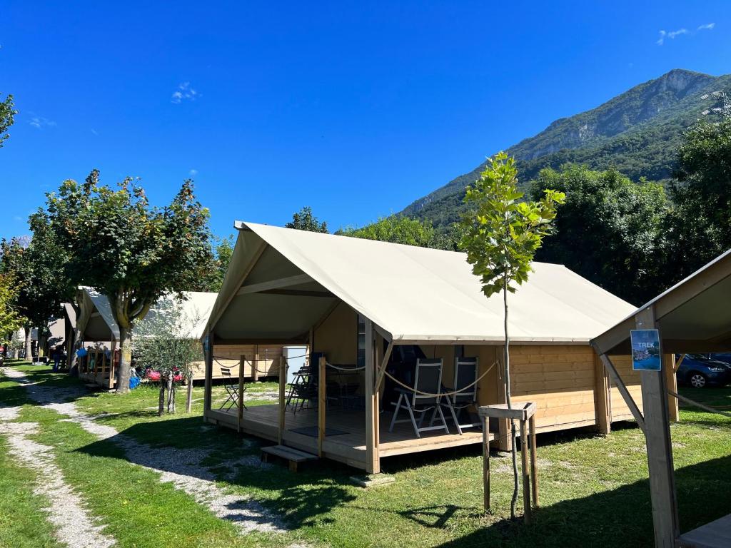 uma tenda com uma mesa e cadeiras na relva em Glamping Camping Rivabella em Lecco
