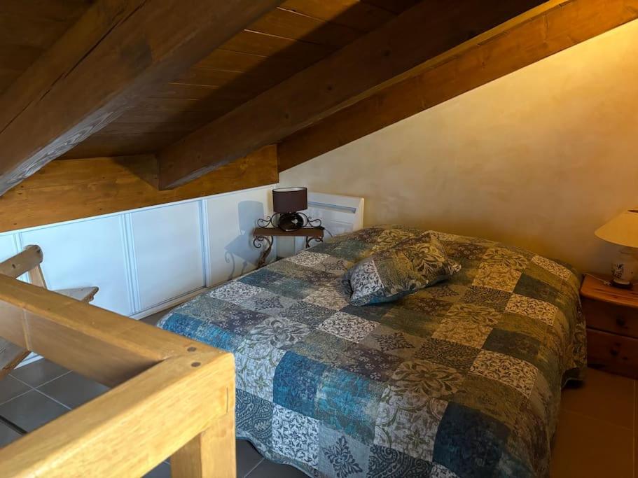 - une chambre avec un lit doté d'une couette dans l'établissement La Fenière, à Roubion