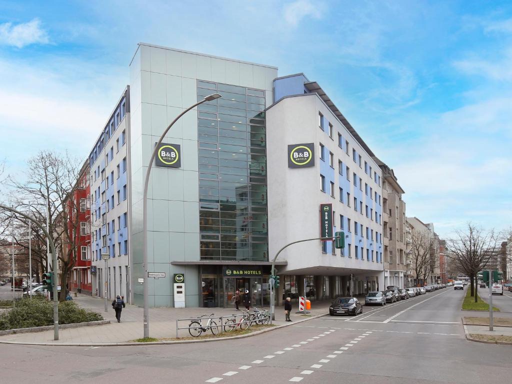 B&B Hotel Berlin City-West في برلين: مبنى على شارع المدينة مع ضوء الشارع