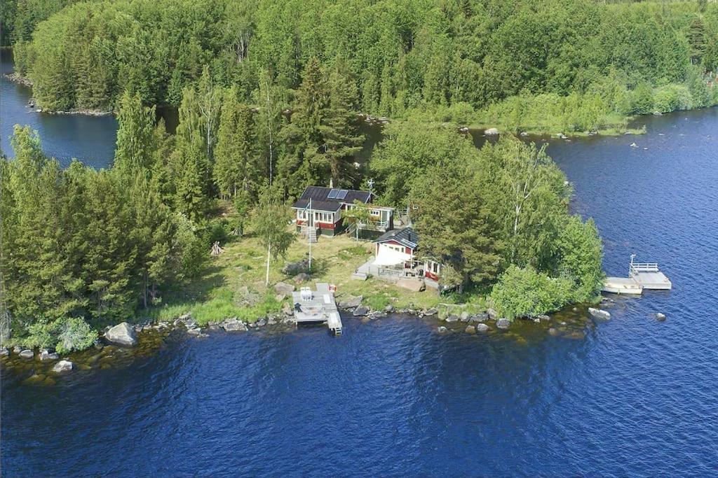 uma vista aérea de uma casa numa ilha na água em Your Own Island Near Stockholm em Söderala