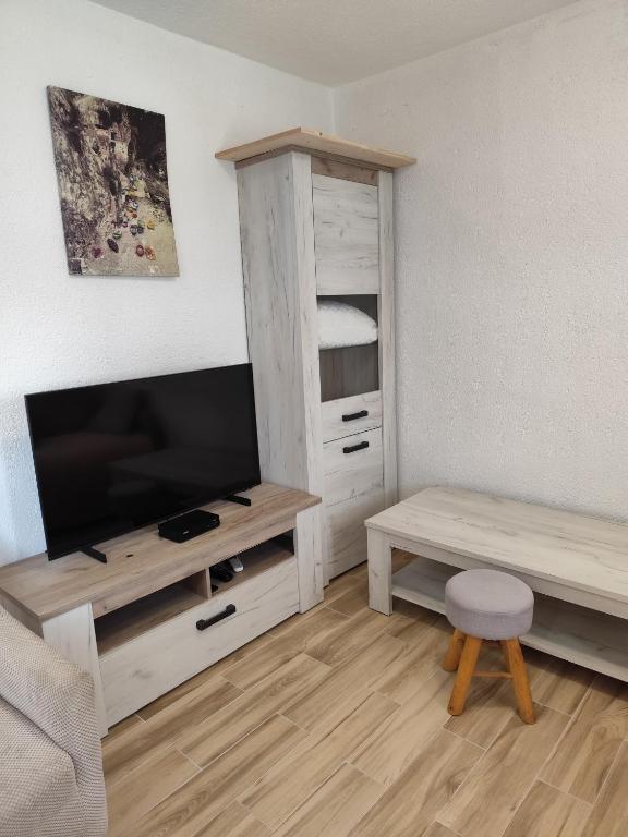 TV a/nebo společenská místnost v ubytování Apartmani Elena