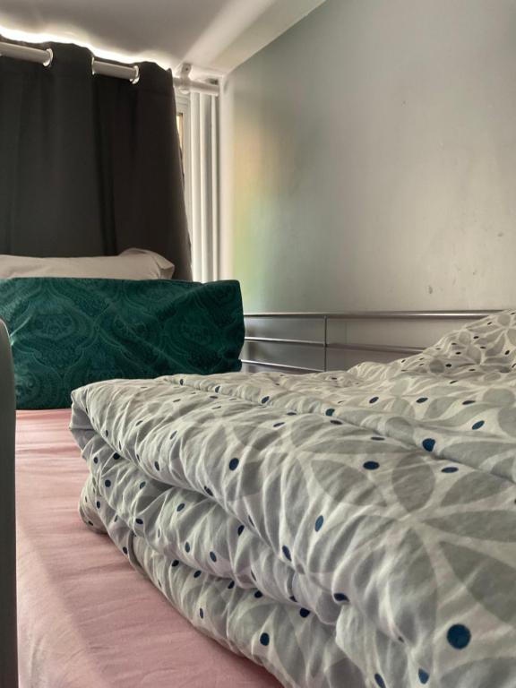 uma cama grande num quarto com um sofá verde em Female-Dortoir Femme -Dorm Shared Room Paris em Bobigny