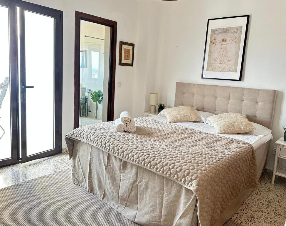 Postel nebo postele na pokoji v ubytování Villa Little Castle Sea&Mountain - villa vistas al mar y piscina privada en Capistrano Village urbanización, Nerja