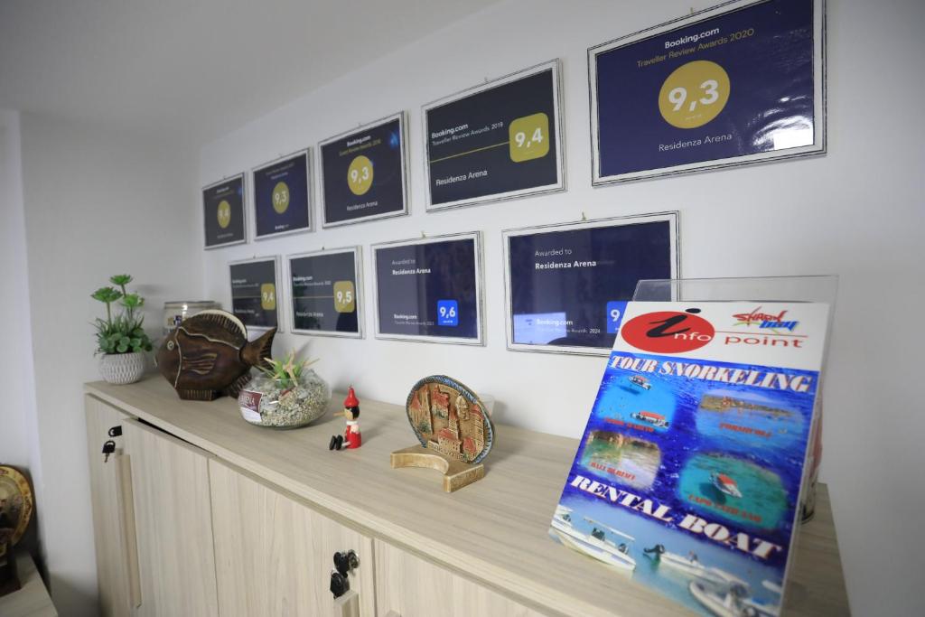 Certificato, attestato, insegna o altro documento esposto da Residenza Arena