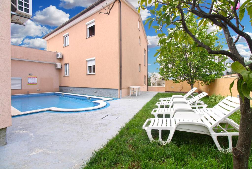 Bazén v ubytování Apartments Edin 1359 nebo v jeho okolí