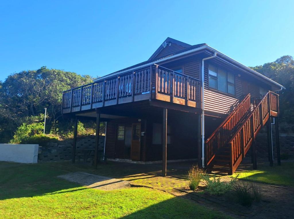 Cabaña de madera con terraza y césped en The Dunes Villa 11, en Plettenberg Bay