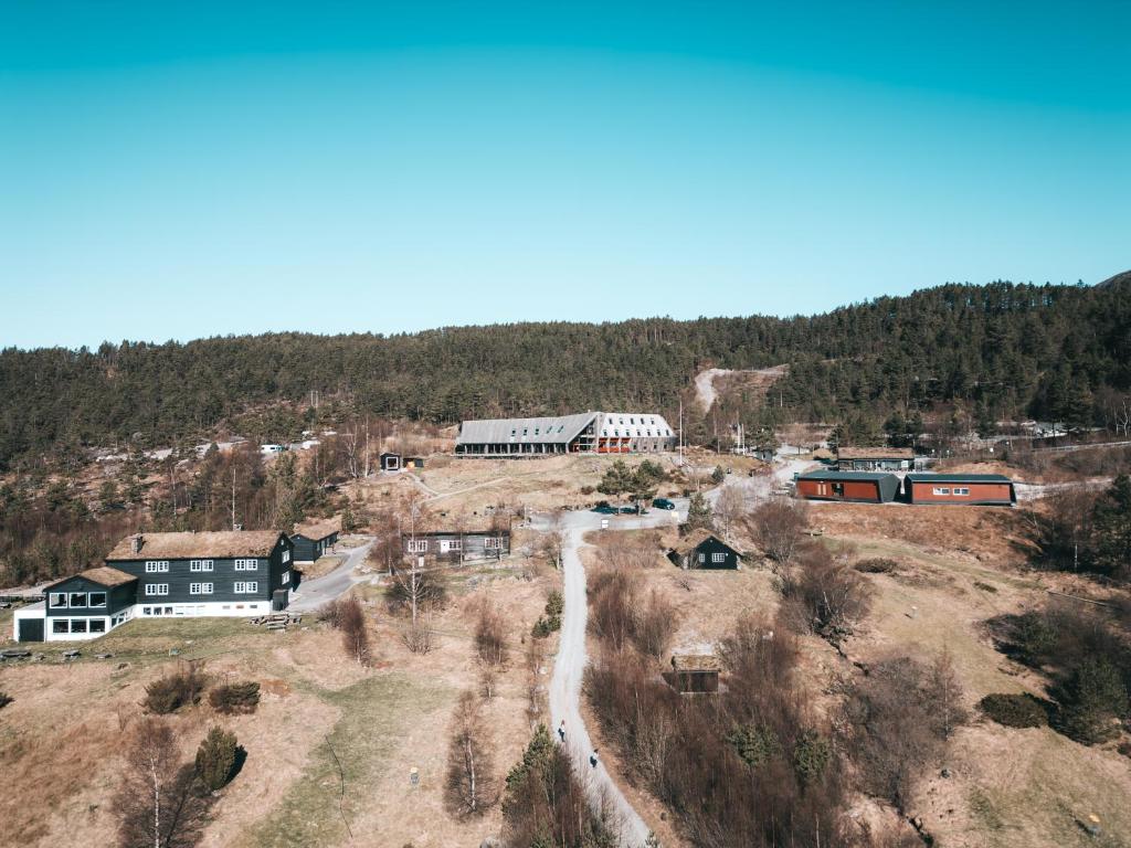 eine Luftansicht eines Gebäudes auf einem Hügel in der Unterkunft Preikestolen BaseCamp in Jørpeland