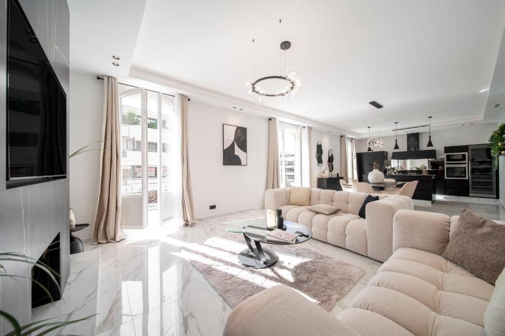 salon z kanapą i stołem w obiekcie REF 1466 - Cannes Back Croisette - Penthouse for rent w Cannes