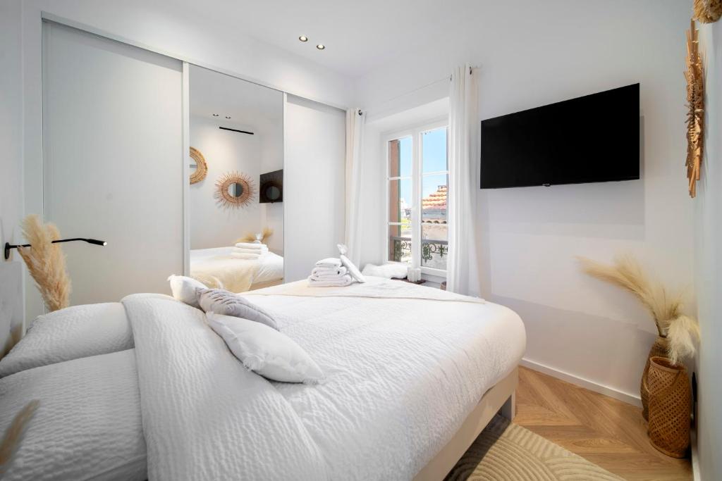 Łóżko lub łóżka w pokoju w obiekcie REF 1466 - Cannes Back Croisette - Penthouse for rent