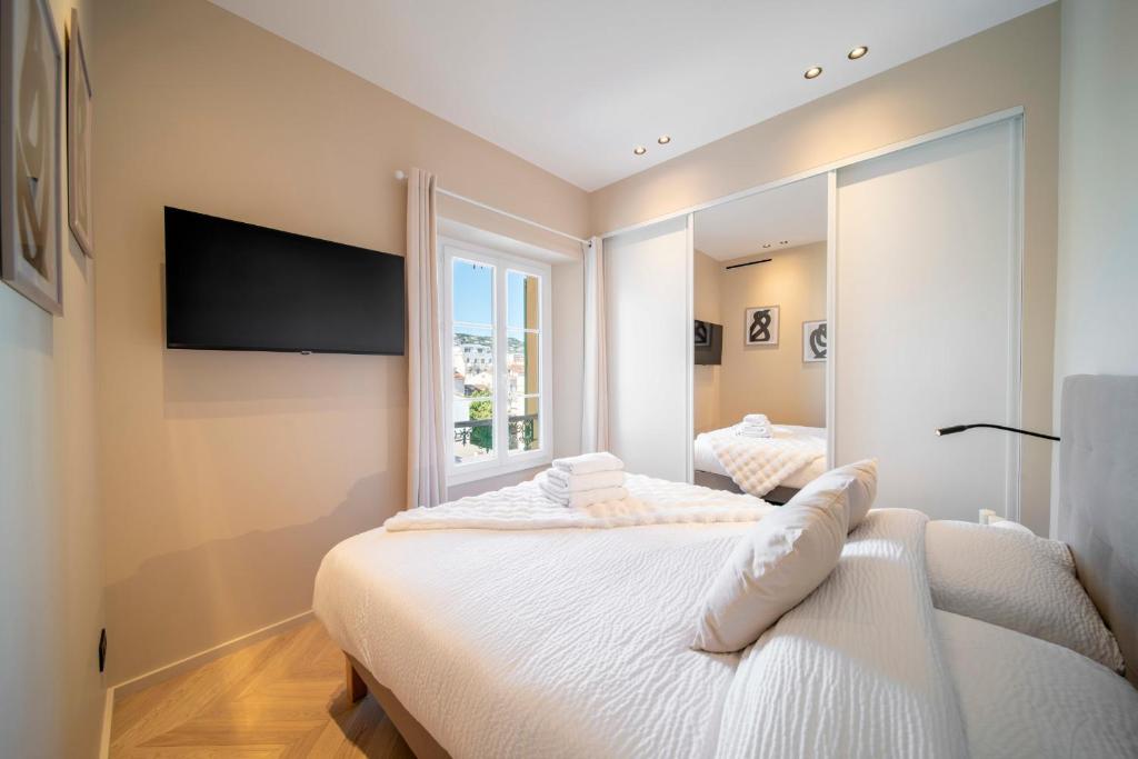 Łóżko lub łóżka w pokoju w obiekcie REF 1466 - Cannes Back Croisette - Penthouse for rent