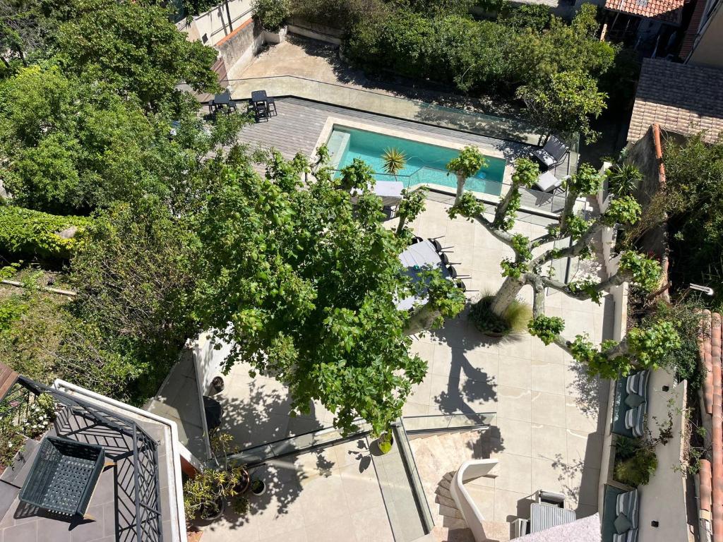 an overhead view of a swimming pool with trees at Maï Homes - La Villa Bompard in Marseille