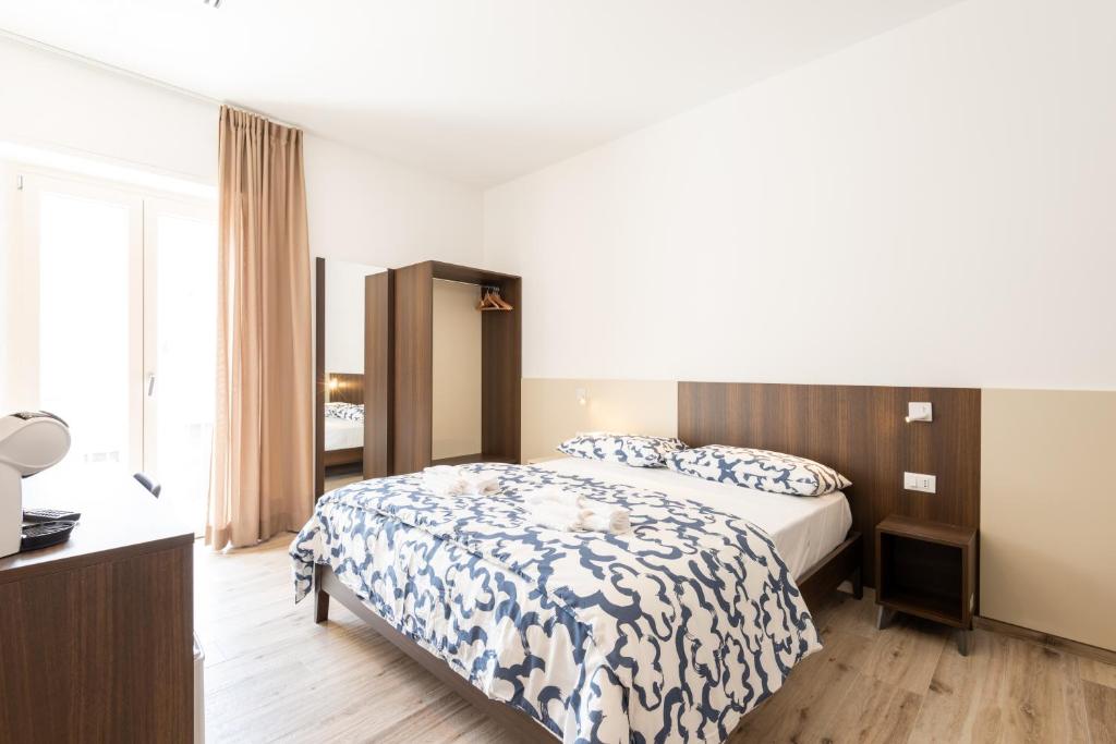 una camera con un letto con una coperta blu e bianca di La Perla del Mare Rooms a Polignano a Mare