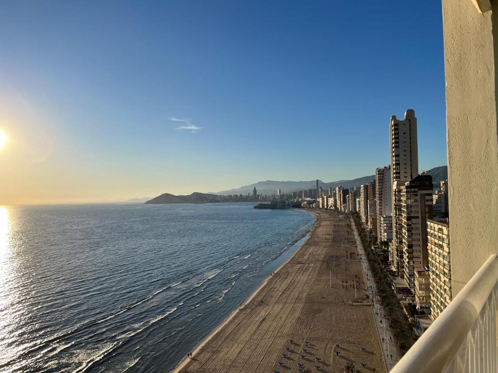een uitzicht op het strand vanuit een gebouw bij Gestión Inmobiliaria Carmona Rent in Benidorm