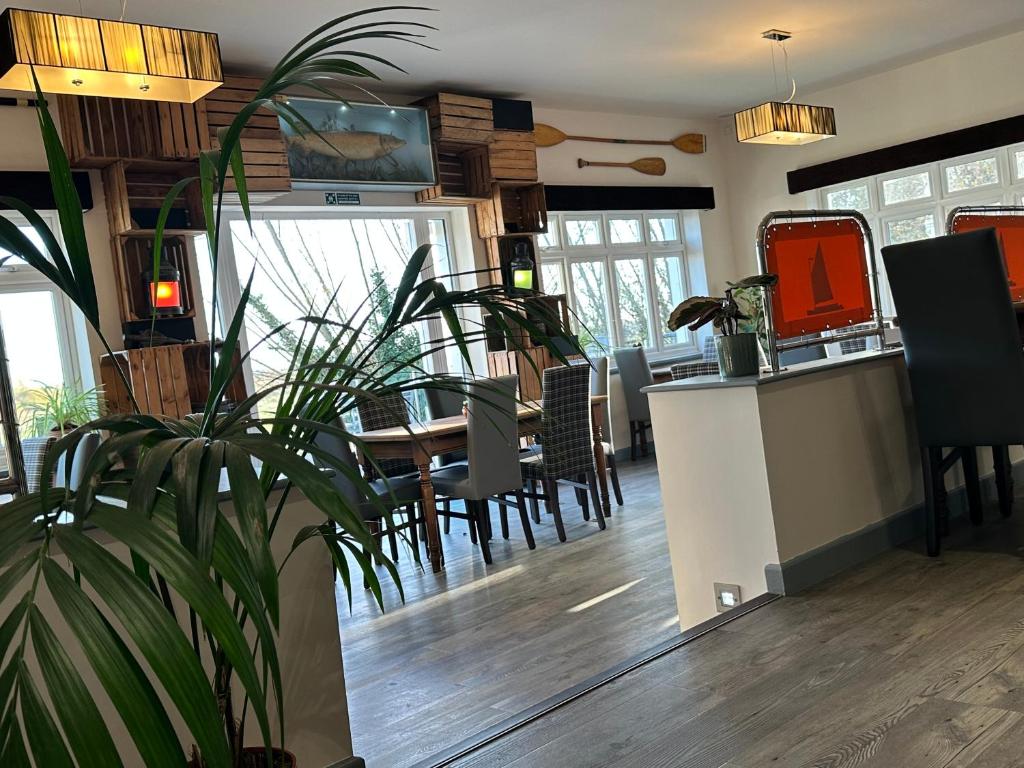 Afbeelding uit fotogalerij van Waveney Inn & Hotel in Burgh Saint Peter