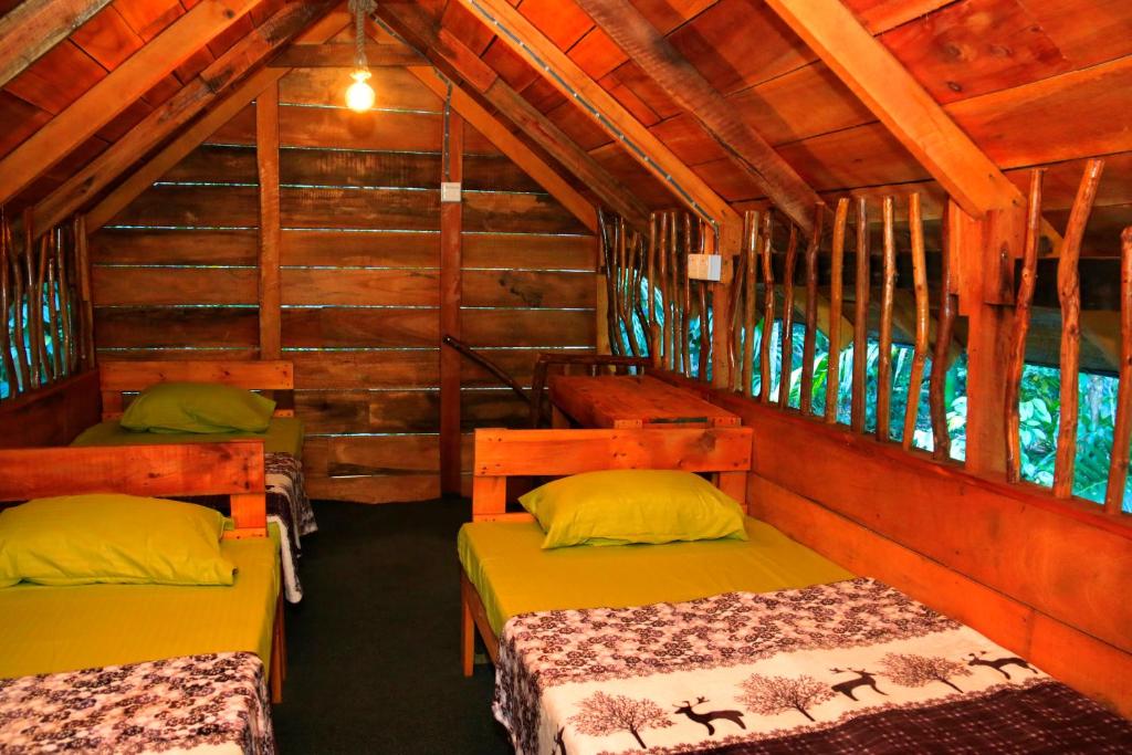 Zimmer mit 2 Betten in einer Holzhütte in der Unterkunft Nawgala Eco Cottage 