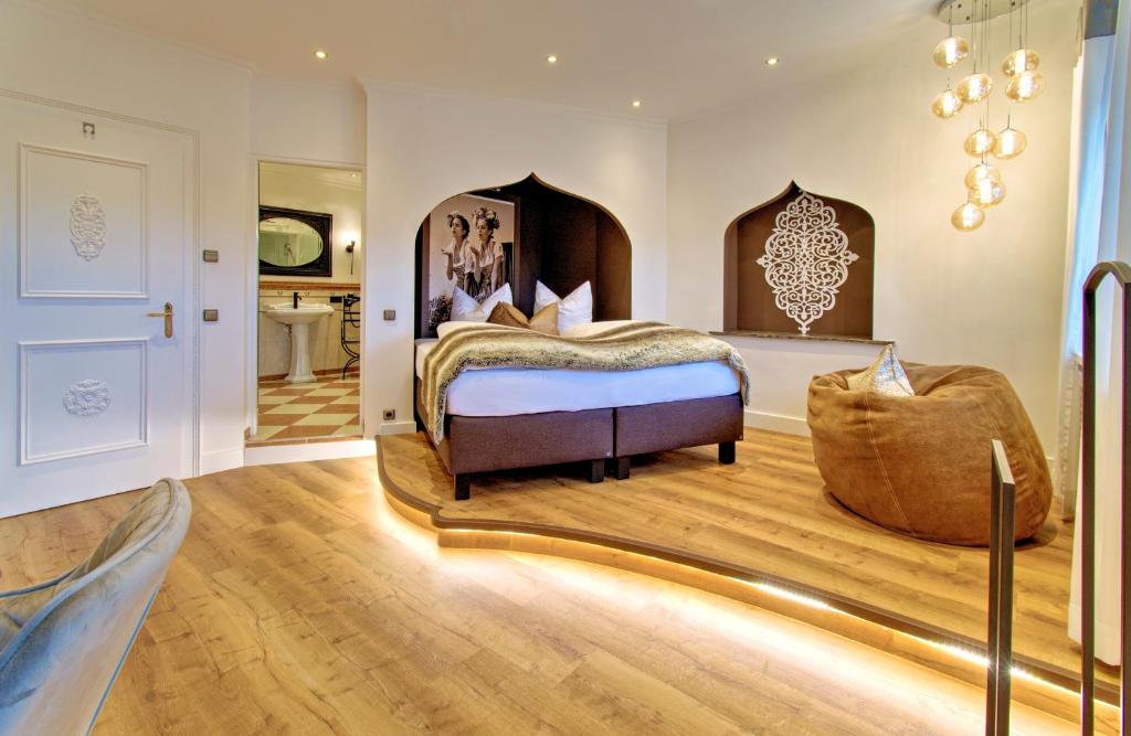 sypialnia z dużym łóżkiem i dużą kanapą w obiekcie Boutique Hotel POST ANDECHS w mieście Andechs