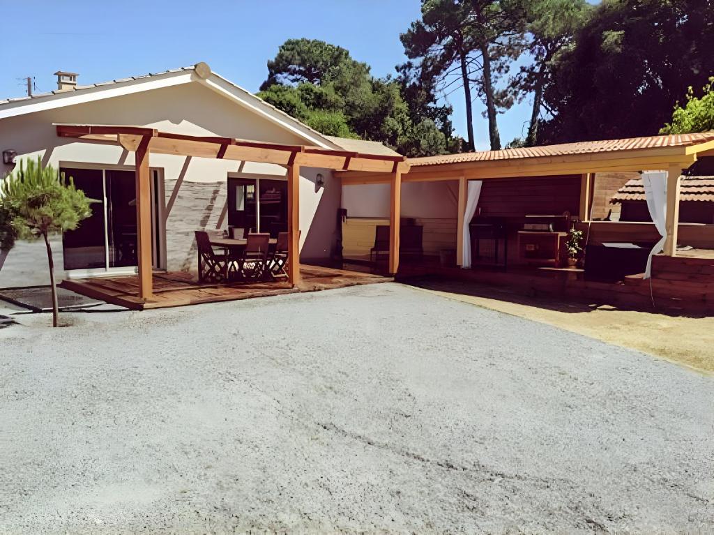 une maison avec terrasse couverte dans l'établissement La Cigale - Maison (8 pers) au Lac de Lacanau, à Lacanau